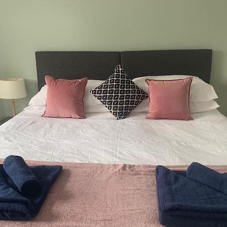 May Cottage - Heart Of Vibrant Village & 10 Mins Walk To Beach Milford on Sea Bagian luar foto