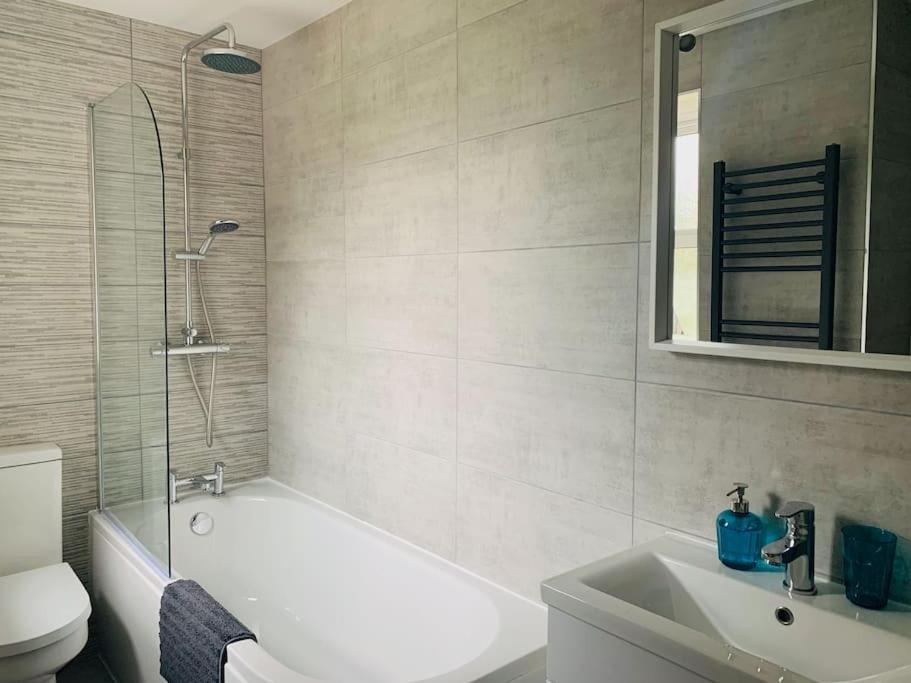 May Cottage - Heart Of Vibrant Village & 10 Mins Walk To Beach Milford on Sea Bagian luar foto