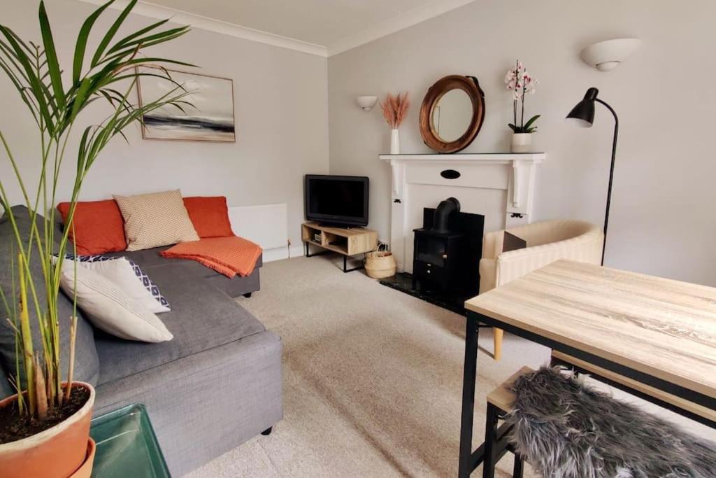 May Cottage - Heart Of Vibrant Village & 10 Mins Walk To Beach Milford on Sea Bagian luar foto