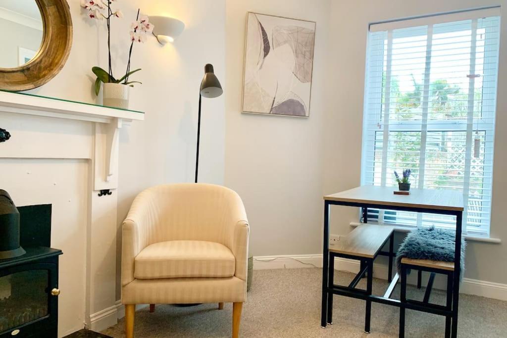 May Cottage - Heart Of Vibrant Village & 10 Mins Walk To Beach Milford on Sea Bagian luar foto
