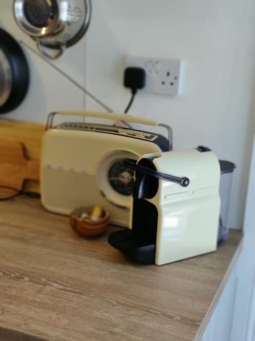May Cottage - Heart Of Vibrant Village & 10 Mins Walk To Beach Milford on Sea Bagian luar foto