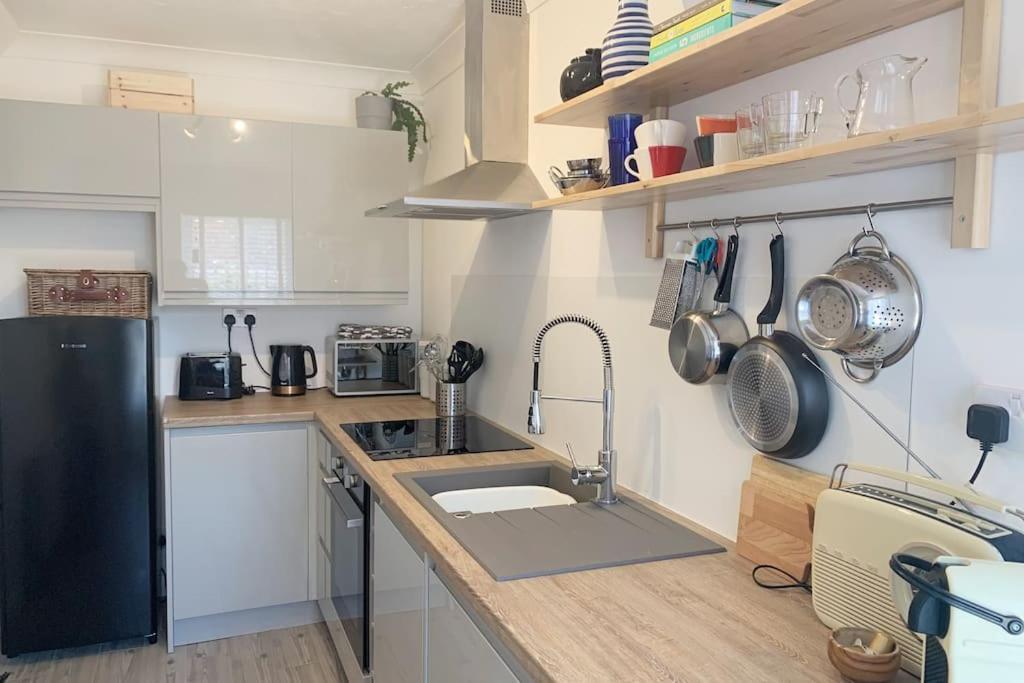 May Cottage - Heart Of Vibrant Village & 10 Mins Walk To Beach Milford on Sea Bagian luar foto