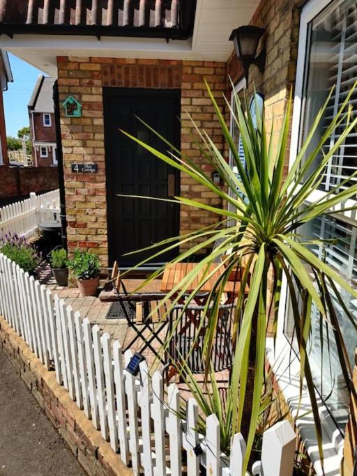 May Cottage - Heart Of Vibrant Village & 10 Mins Walk To Beach Milford on Sea Bagian luar foto