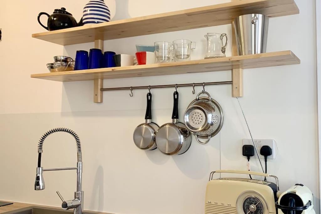 May Cottage - Heart Of Vibrant Village & 10 Mins Walk To Beach Milford on Sea Bagian luar foto