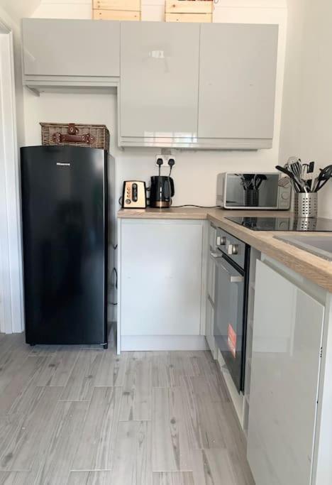 May Cottage - Heart Of Vibrant Village & 10 Mins Walk To Beach Milford on Sea Bagian luar foto
